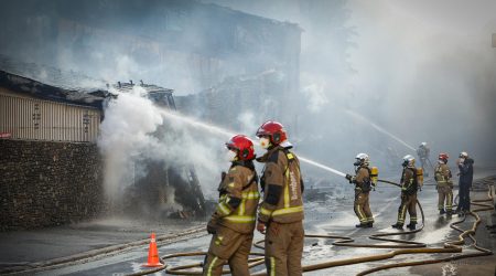 Els bombers en les tasques d'extinció
