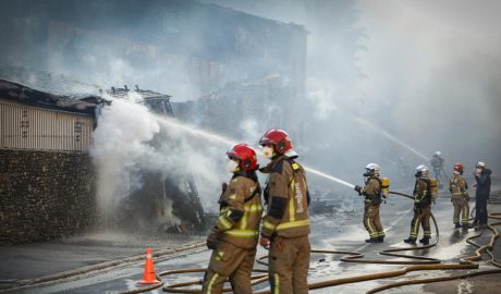 Els bombers en les tasques d'extinció