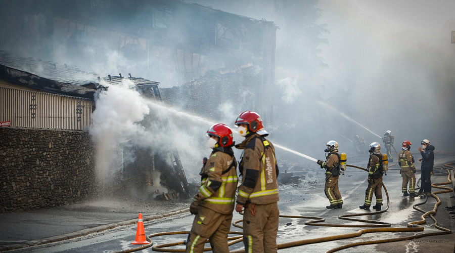 Els bombers en les tasques d'extinció