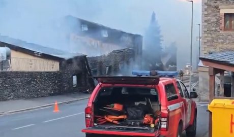 Les flames han cremat completament les instal·lacions de la fàbrica