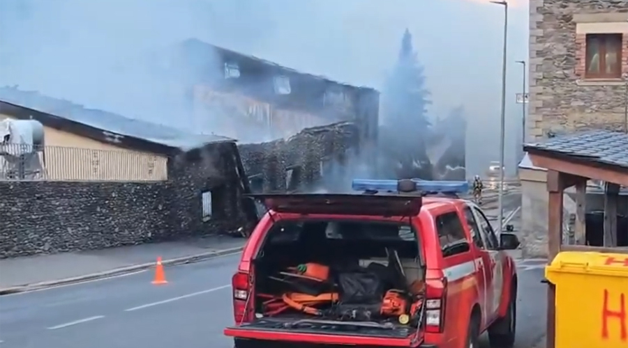 Les flames han cremat completament les instal·lacions de la fàbrica