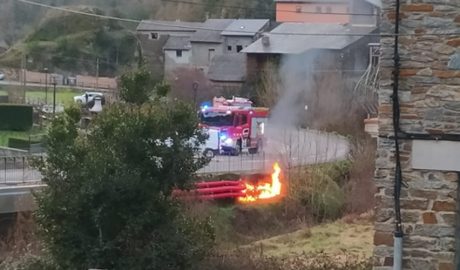 Incendi d'una línia elèctrica a Castellbò