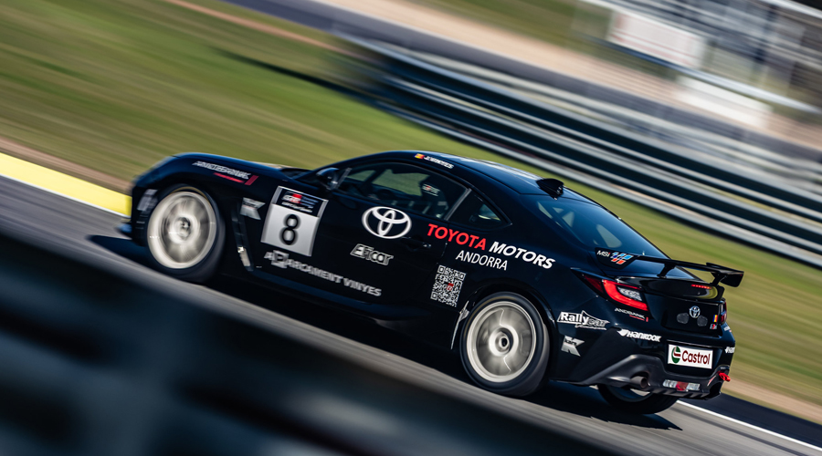 Joan Vinyes R. pilotant el seu Toyota al Jarama