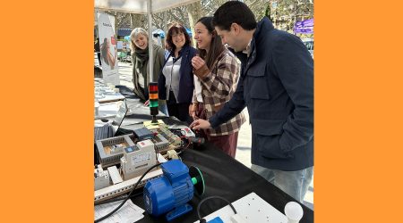 En primer terme, l'alcalde la Seu, Joan Barrera i la regidora, Christina Moreno, visitant els estands