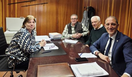 En primer terme, Iolanda Ferran i José Crespín, amb dos regidors del Pont de Suert