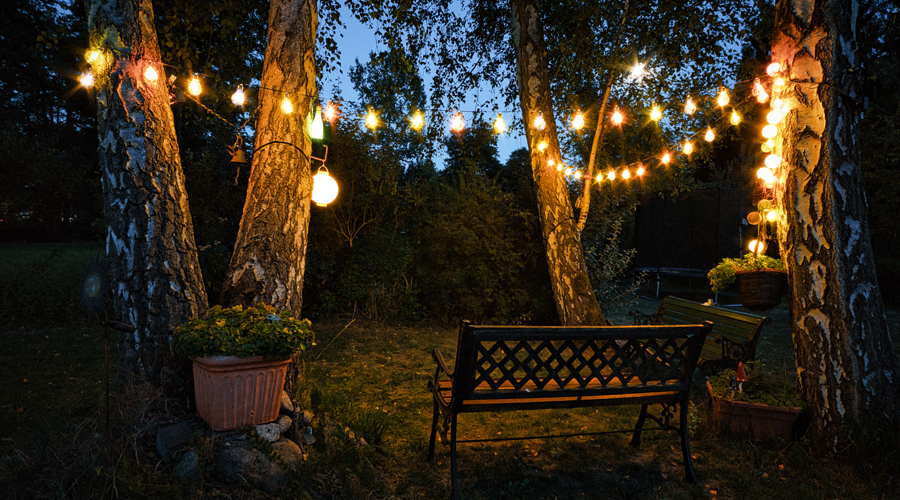 Il·luminació càlida en un jardí