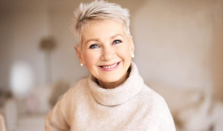 Una dona amb menopausa traient un bon partit al seu maquillatge