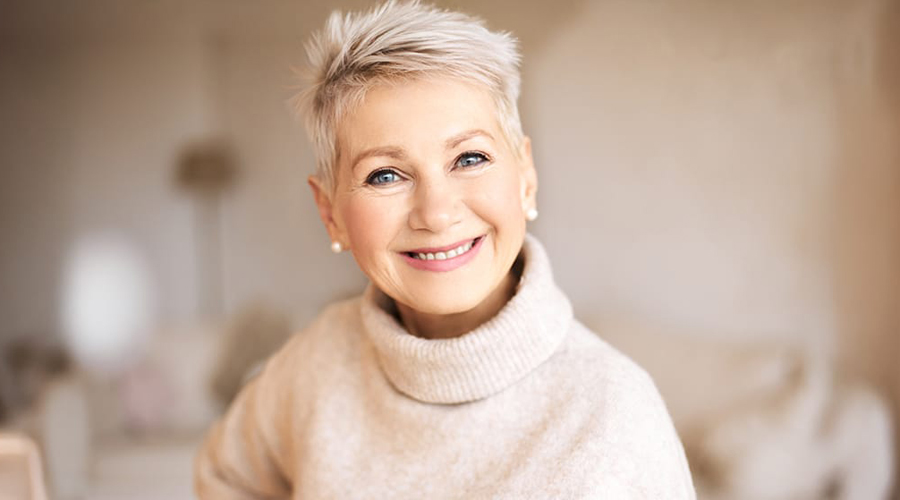 Una dona amb menopausa traient un bon partit al seu maquillatge