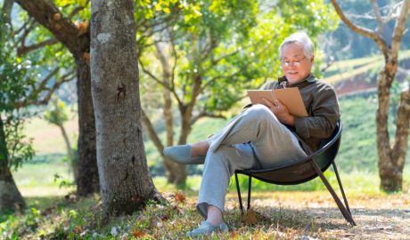 Un home gaudint de la tranquil·litat de la natura