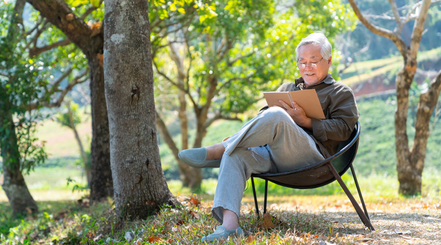 Un home gaudint de la tranquil·litat de la natura