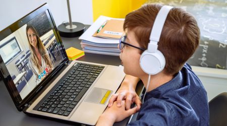 Un nen rebent ensenyament de forma telemàtica