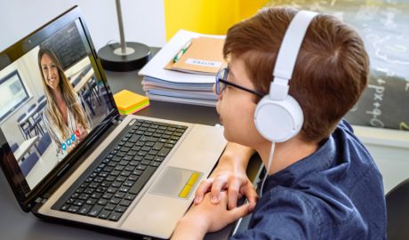 Un nen rebent ensenyament de forma telemàtica