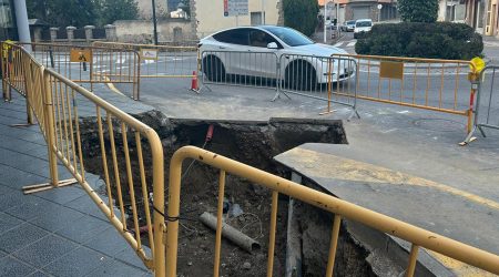 Obres de millora de la xarxa municipal d'aigua a la rotonda de Bisbes Prínceps de la Seu d'Urgell