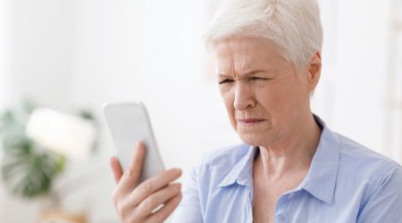 Una dona amb presbícia