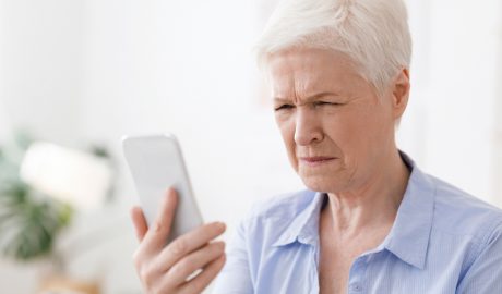 Una dona amb presbícia