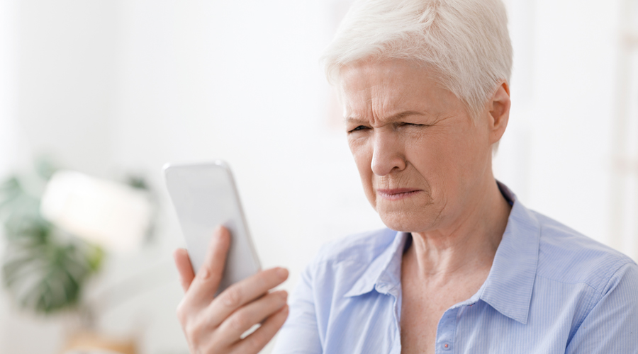 Una dona amb presbícia