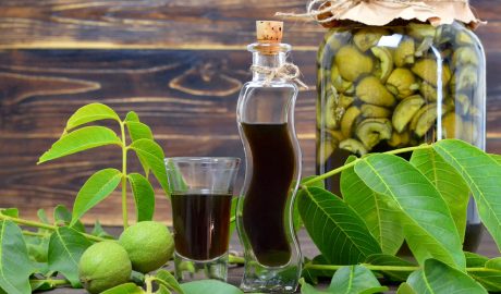 Un got i una ampolla que contenen ratafia