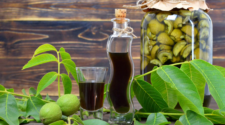 Un got i una ampolla que contenen ratafia