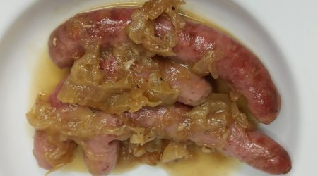 Un plat de salsitxes al vi amb ceba
