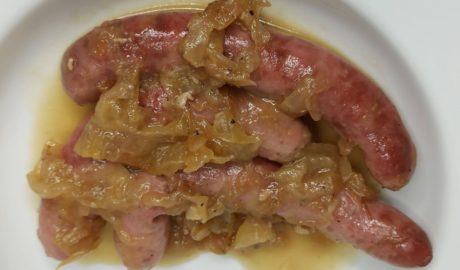 Un plat de salsitxes al vi amb ceba