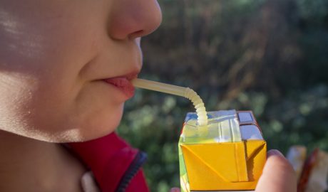 Una persona bevent un suc de fruita