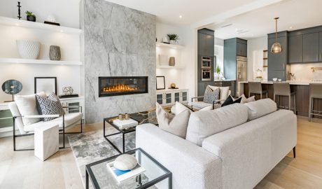 Una sala d'estar amb xemeneia