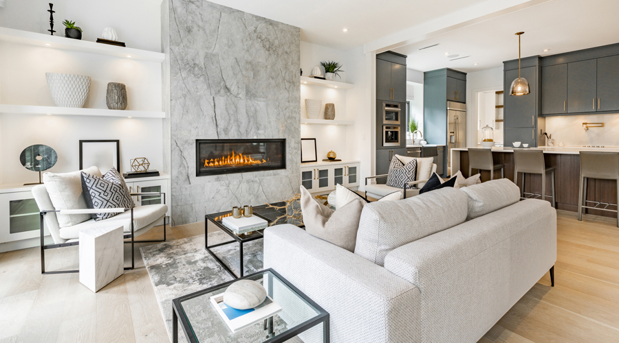 Una sala d'estar amb xemeneia