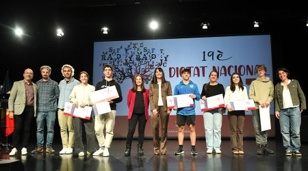 Foto de família dels guanyadors del 19è Dictat Nacional amb la ministra, Mònica Bonell, al centre