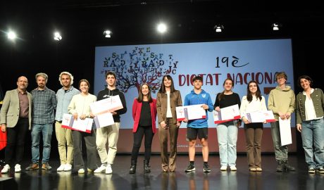 Foto de família dels guanyadors del 19è Dictat Nacional amb la ministra, Mònica Bonell, al centre