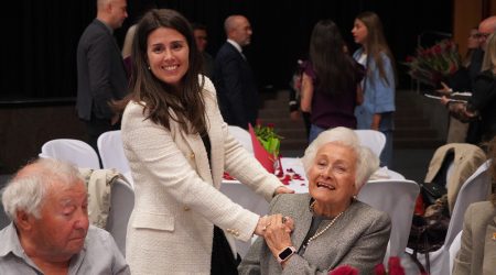 Laura Mas amb la gent gran aquest Sant Jordi