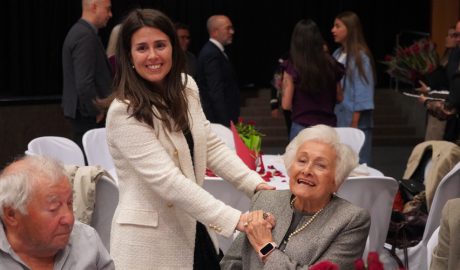 Laura Mas amb la gent gran aquest Sant Jordi