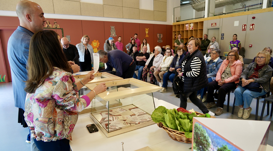 Els cònsols en el sorteig i acte d’entrega dels horts socials (Comú d'Encamp)
