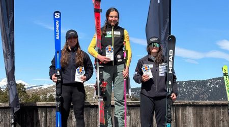 Jordina Caminal, a la dreta, al podi del gegant NC de La Molina