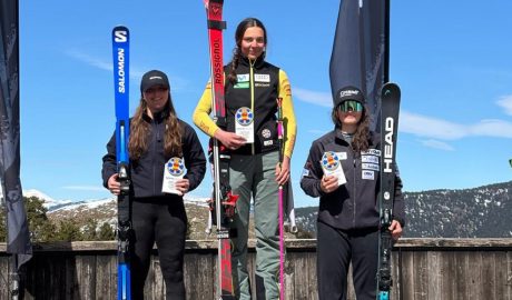 Jordina Caminal, a la dreta, al podi del gegant NC de La Molina