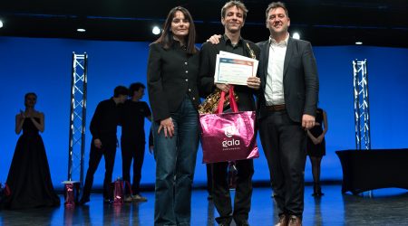 Al centre, Juan David Toro Martín, guanyador de la 12è Solo Sax Competition amb la ministra de cultura al costat