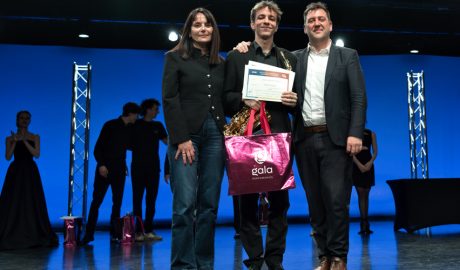 Al centre, Juan David Toro Martín, guanyador de la 12è Solo Sax Competition amb la ministra de cultura al costat