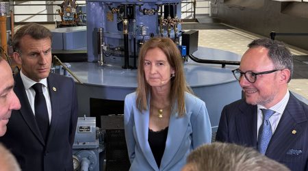 Emmanuel Macron, Sílvia Calvó i Xavier Espot en la visita del copríncep francès a la central de la companyia