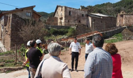 Visita del conseller de la Generalitat, Òscar Ordeig, al nucli de Mencui