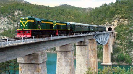 Durant el trajecte, el Tren dels Llacs passa per 75 ponts