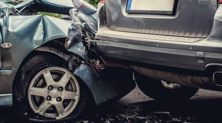 Imatge d'arxiu de dos cotxes accidentats