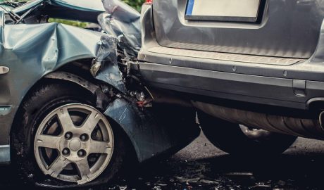 Imatge d'arxiu de dos cotxes accidentats