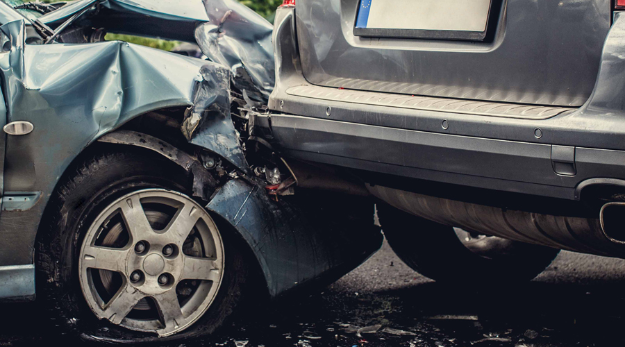 Imatge d'arxiu de dos cotxes accidentats