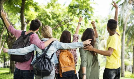 Uns joves amb actitud positiva