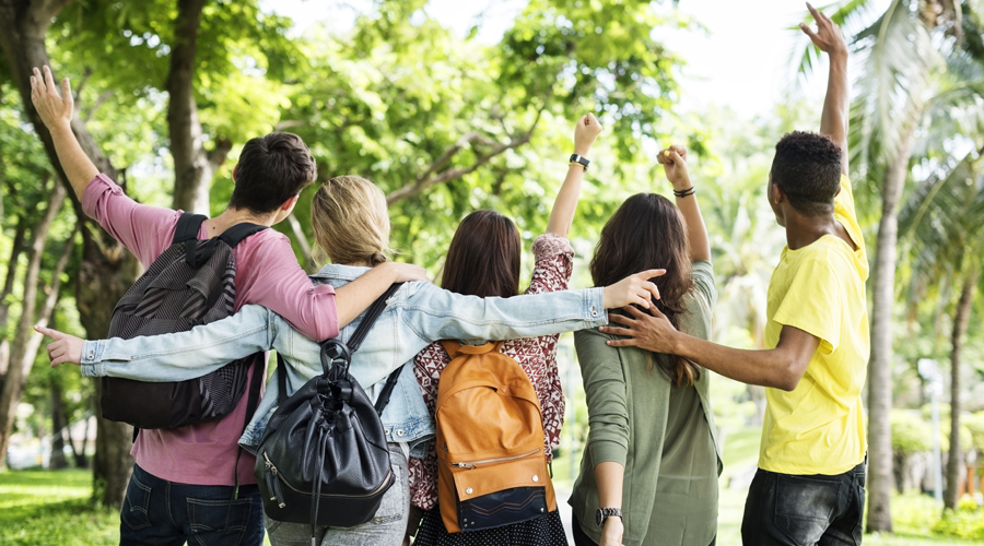 Uns joves amb actitud positiva