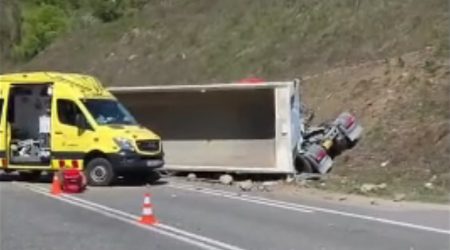 Una ambulància en el punt on ha bolcat el camió andorrà