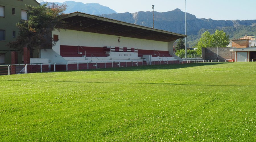 El Camp Municipal de Futbol d'Oliana, amb la gespa natural que ara serà substituïda