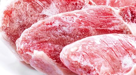 Trossos de carn congelada