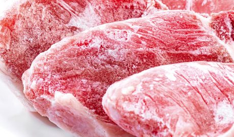 Trossos de carn congelada
