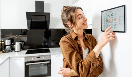 Una dona gaudint de la seva llar intel·ligent