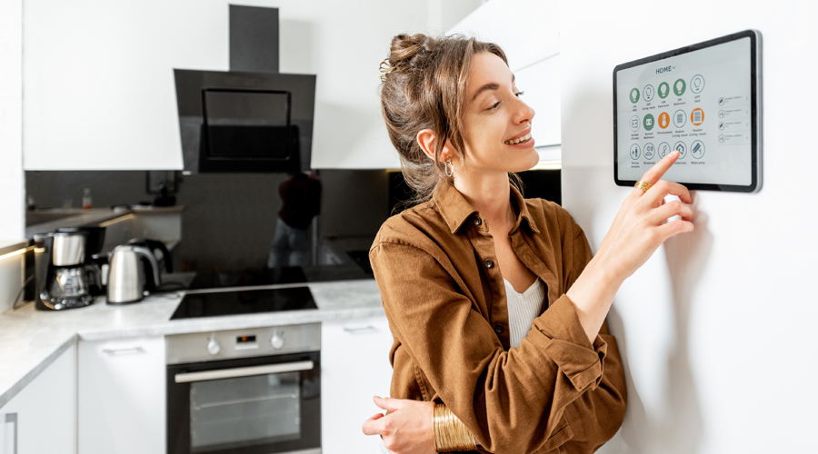 Una dona gaudint de la seva llar intel·ligent